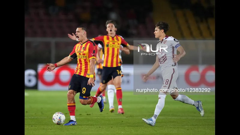 Hậu vệ của Torino ngăn chặn cầu thủ của Lecce trong trận đấu giữa hai đội