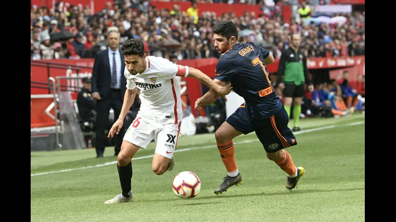 Cầu thủ Valencia với nỗ lực cao nhất để giành chiến thắng trước đối thủ Sevilla